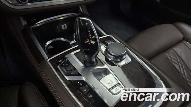 BMW 7-Series 2016 thumb 9