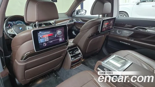 BMW 7-Series 2016 thumb 11