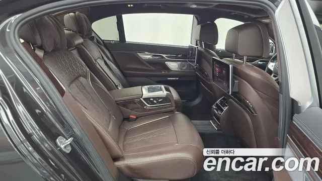 BMW 7-Series 2016 thumb 12