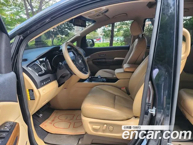 Kia Carnival 2015 thumb 10