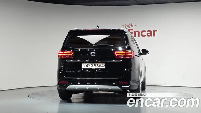 Kia Carnival 2019 thumb 3