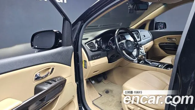 Kia Carnival 2016 thumb 10