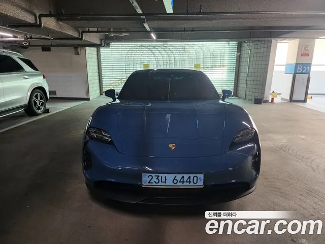 Porsche Taycan 2023 thumb 3