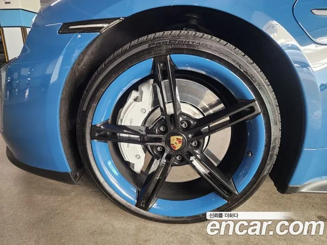 Porsche Taycan 2023 thumb 5