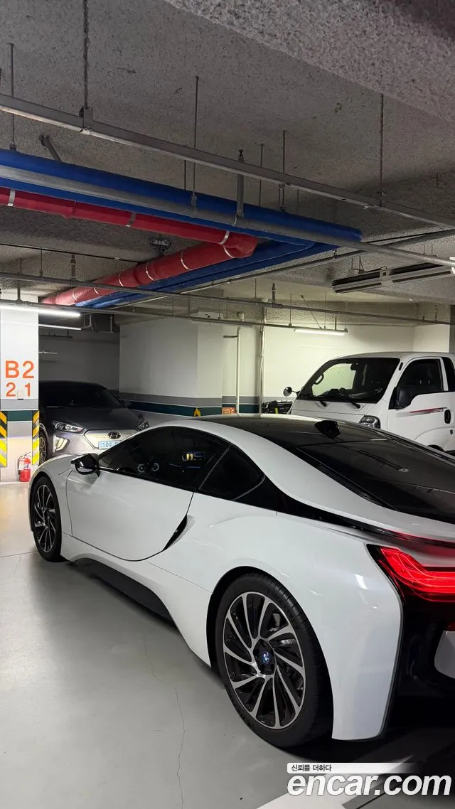 BMW i8 2015 thumb 2