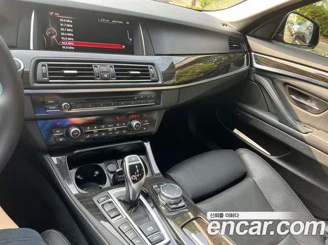 BMW 5-Series 2015 thumb 9