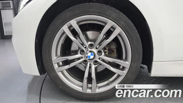 BMW 3-Series 2017 thumb 5