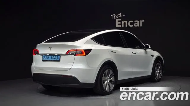 Tesla Model Y 2023 thumb 2
