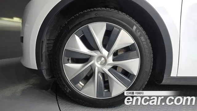 Tesla Model Y 2023 thumb 5