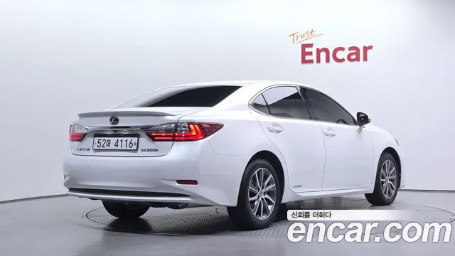 Lexus ES 2018 thumb 2