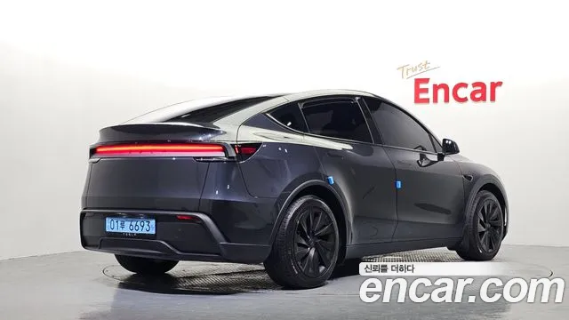 Tesla Model Y 2025 thumb 2