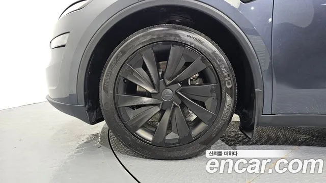 Tesla Model Y 2025 thumb 5
