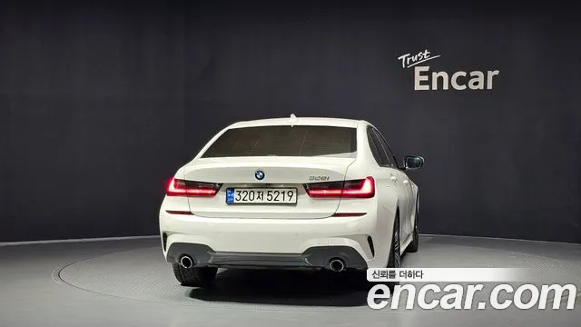 BMW 3-Series 2020 thumb 4