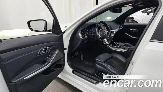 BMW 3-Series 2020 thumb 10