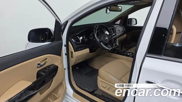 Kia Carnival 2017 thumb 10