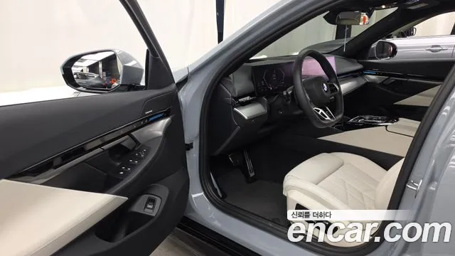 BMW 5-Series 2024 thumb 10