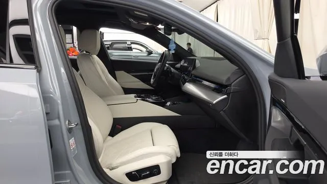 BMW 5-Series 2024 thumb 11