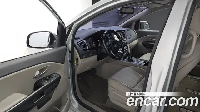 Kia Carnival 2016 thumb 10