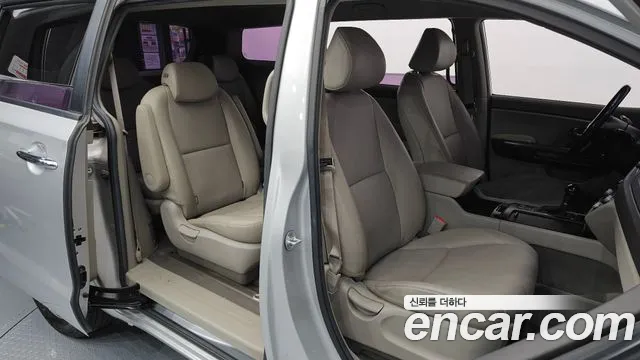 Kia Carnival 2016 thumb 11