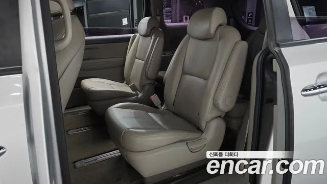 Kia Carnival 2016 thumb 12