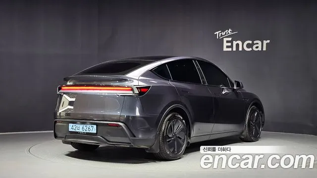 Tesla Model Y 2026 thumb 2