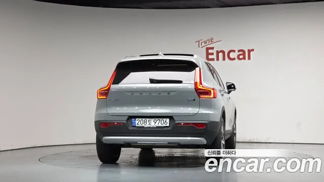 Volvo XC40 2024 thumb 3