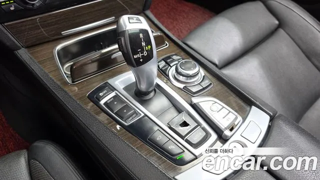 BMW 7-Series 2012 thumb 9