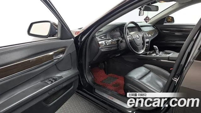 BMW 7-Series 2012 thumb 10
