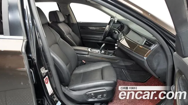 BMW 7-Series 2012 thumb 11