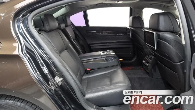BMW 7-Series 2012 thumb 12