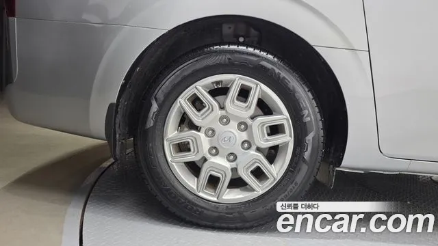 Hyundai Staria 2023 thumb 5