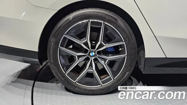 BMW 5-Series 2025 thumb 5