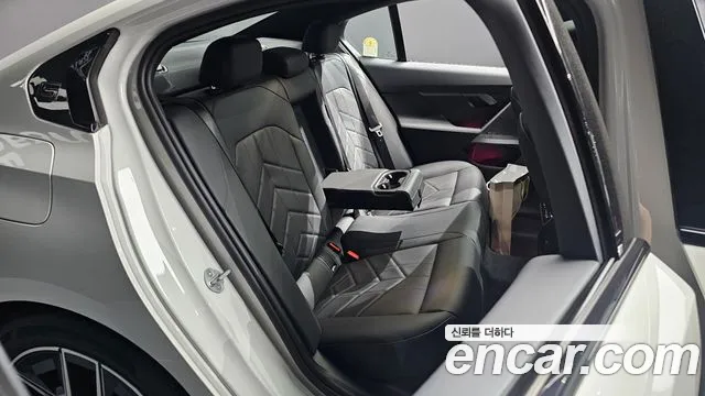 BMW 5-Series 2025 thumb 11