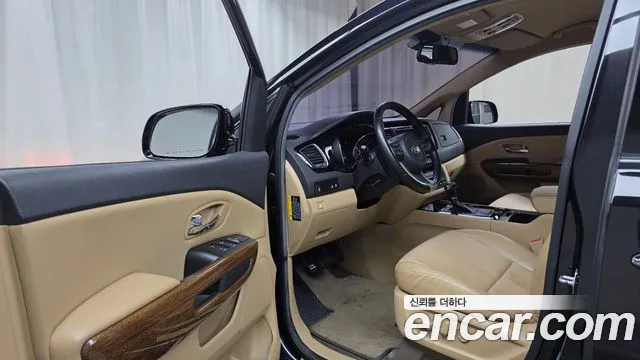 Kia Carnival 2015 thumb 10