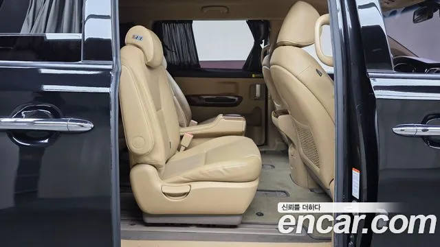 Kia Carnival 2015 thumb 11