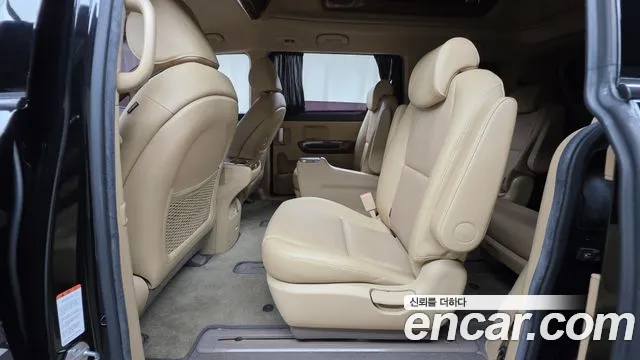 Kia Carnival 2015 thumb 12