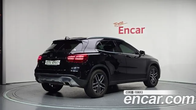 Mercedes-Benz GLA 2018 thumb 2