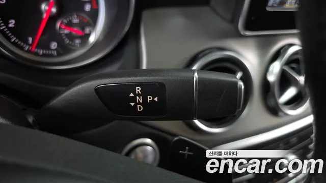 Mercedes-Benz GLA 2018 thumb 9