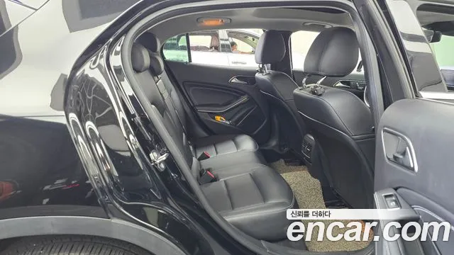 Mercedes-Benz GLA 2018 thumb 11