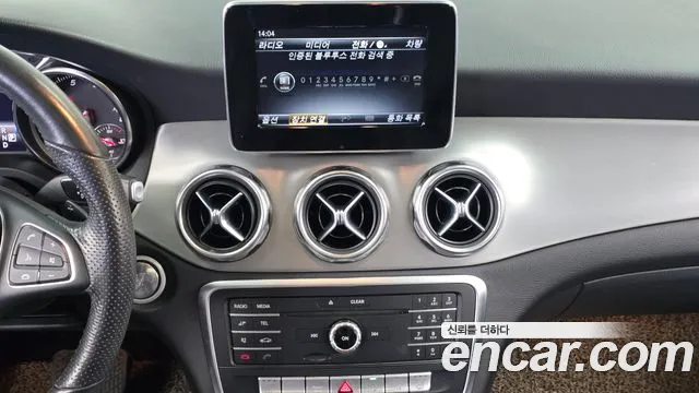 Mercedes-Benz GLA 2018 thumb 12