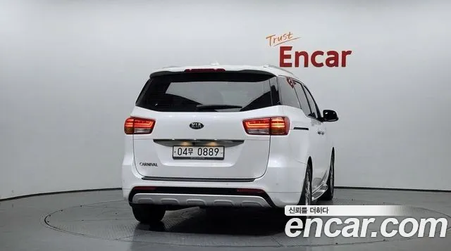 Kia Carnival 2015 thumb 4