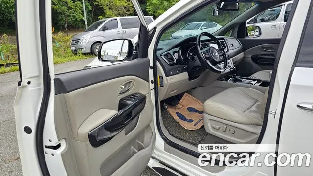 Kia Carnival 2015 thumb 10