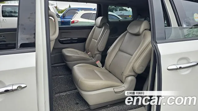 Kia Carnival 2015 thumb 11