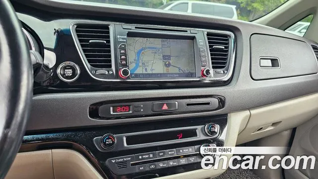 Kia Carnival 2015 thumb 12