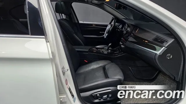 BMW 5-Series 2015 thumb 11