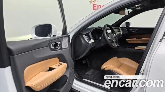 Volvo XC60 2019 thumb 9