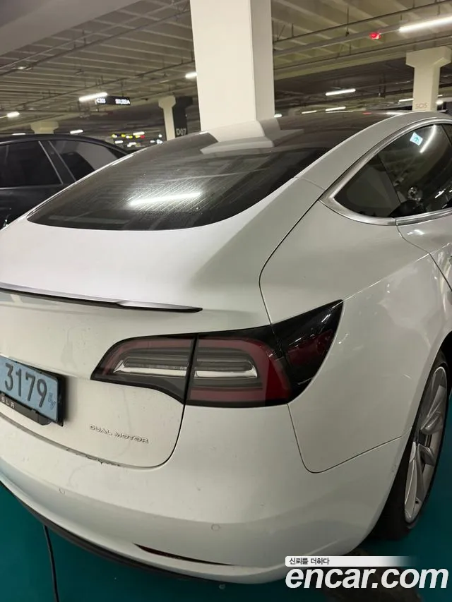 Tesla Model 3 2020 thumb 2