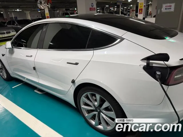 Tesla Model 3 2020 thumb 8