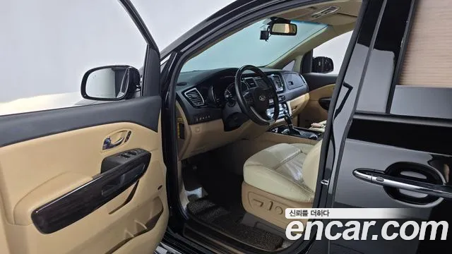 Kia Carnival 2016 thumb 10