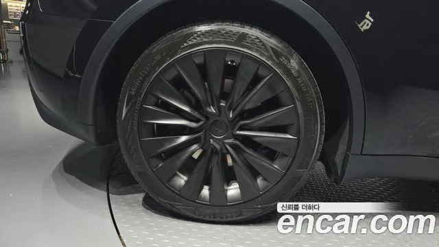 Tesla Model Y 2023 thumb 4